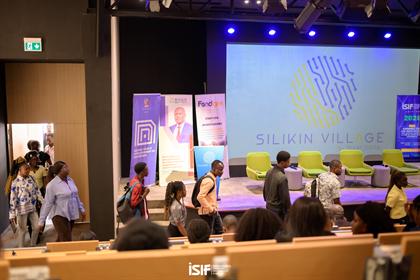 Le logo Silikin Village sur l'écran de l'auditorium à l'arrivée des participants