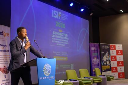ISIF 2026 — Discours d'ouverture au pupitre devant l'écran ISIF 2026