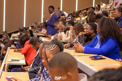 Jeunes étudiants et entrepreneurs dans les gradins de l'auditorium