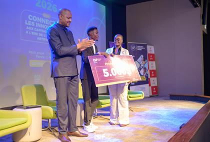 ISIF 2026 — Une lauréate reçoit son chèque du Startup Challenge