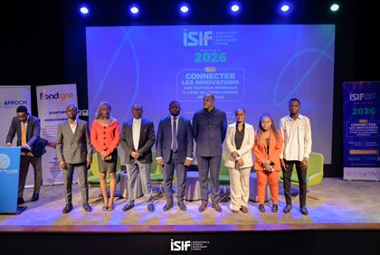 Photo de clôture sur scène avec les officiels, partenaires et organisateurs